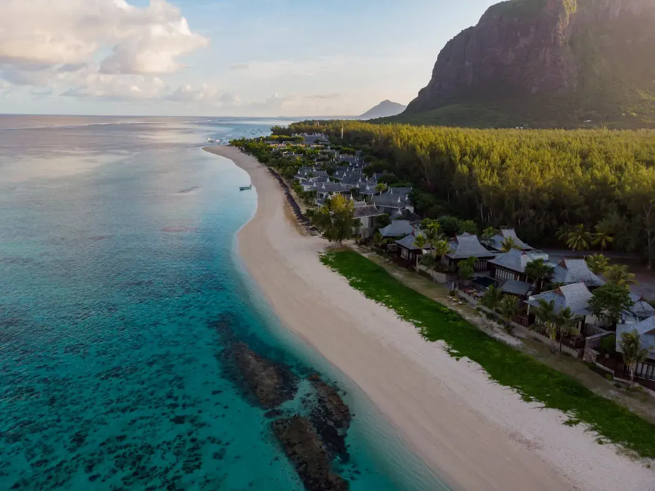 Rajskie plaże i luksusowe wille na Mauritiusie. Marzysz o lotach na Mauritius? Ten widok zapiera dech w piersiach!