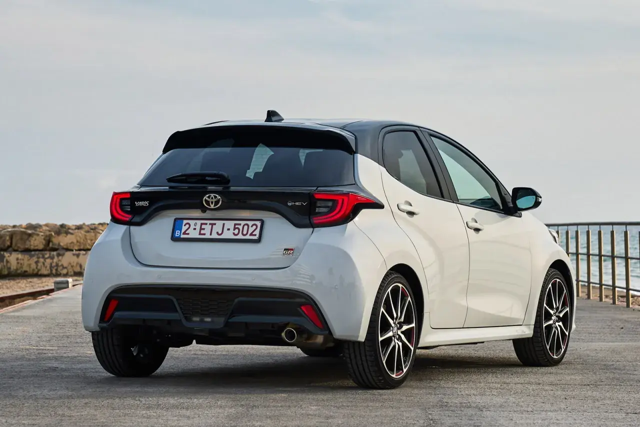 La nuova Toyota Yaris GPL, vista da dietro, con il suo design sportivo e moderno, pronta per un viaggio ecologico.