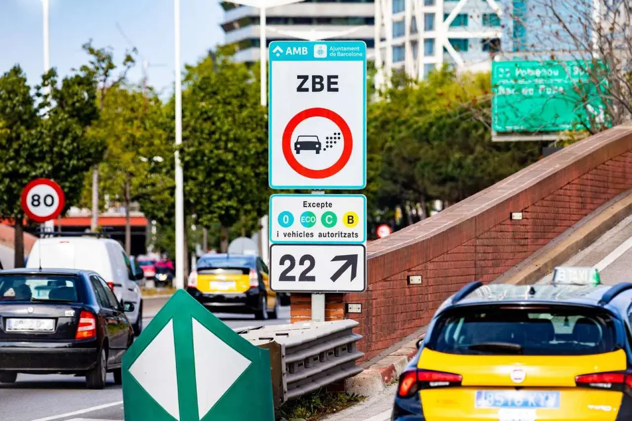 Panneau ZBE à Barcelone, signalant une zone à faibles émissions. Une amende est possible pour les véhicules non autorisés.