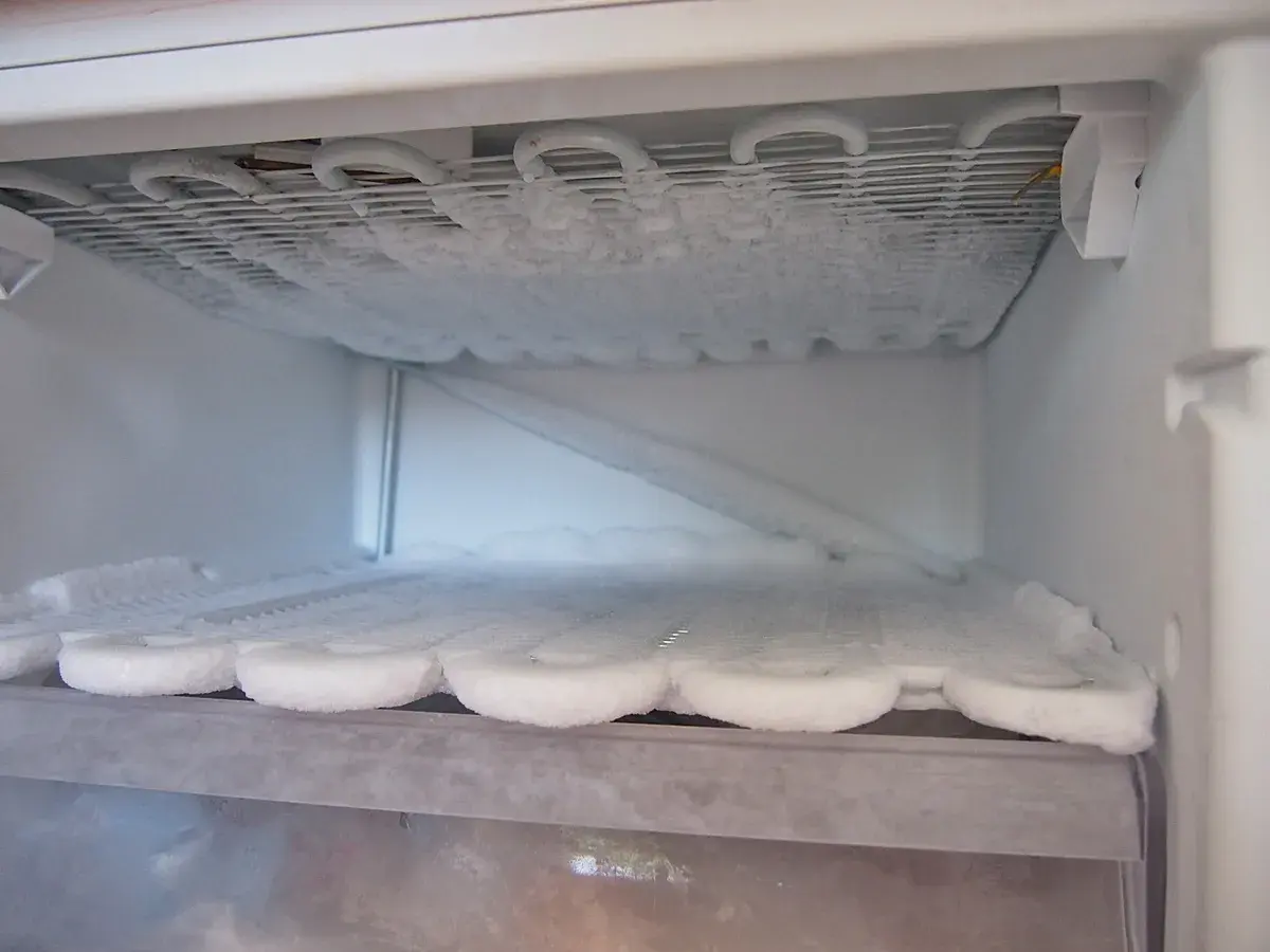 Wnętrze lodówki No Frost pokryte szronem. Zastanawiasz się, ile trwa rozmrażanie lodówki no frost? Czas zależy od stopnia oblodzenia.