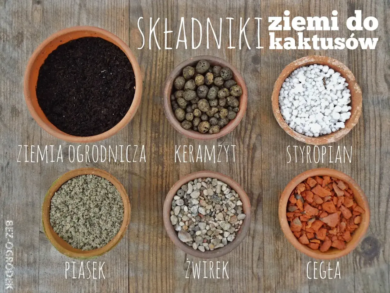 Sześć doniczek z różnymi składnikami do ziemi do kaktusów: ziemia ogrodnicza, keramzyt, styropian, piasek, żwirek, cegła.