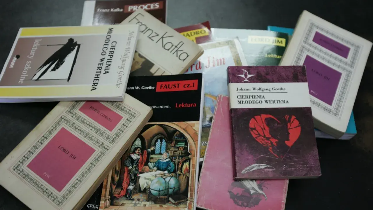 Książki z motywem ojczyzny, jak "Cierpienia młodego Wertera" czy "Lord Jim", leżą na stole, czekając na odkrycie.
