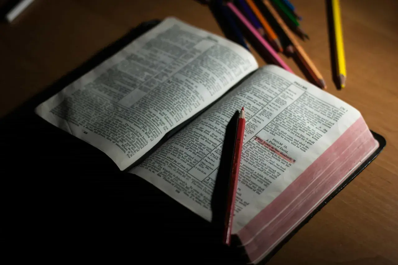 Otwarta Biblia z zaznaczonym fragmentem Psalmu 23. Obok leżą kredki, sugerujące modlitwę o mądrość.