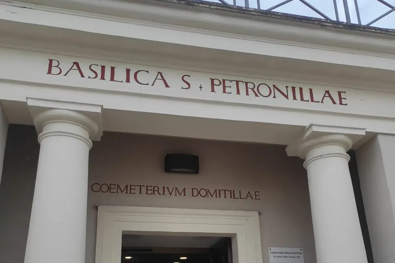 Wejście do Bazyliki św. Petronilli, gdzie znajdują się katakumby rzymskie. Napis "Coemeterivm Domitillae" zapowiada podziemne korytarze.