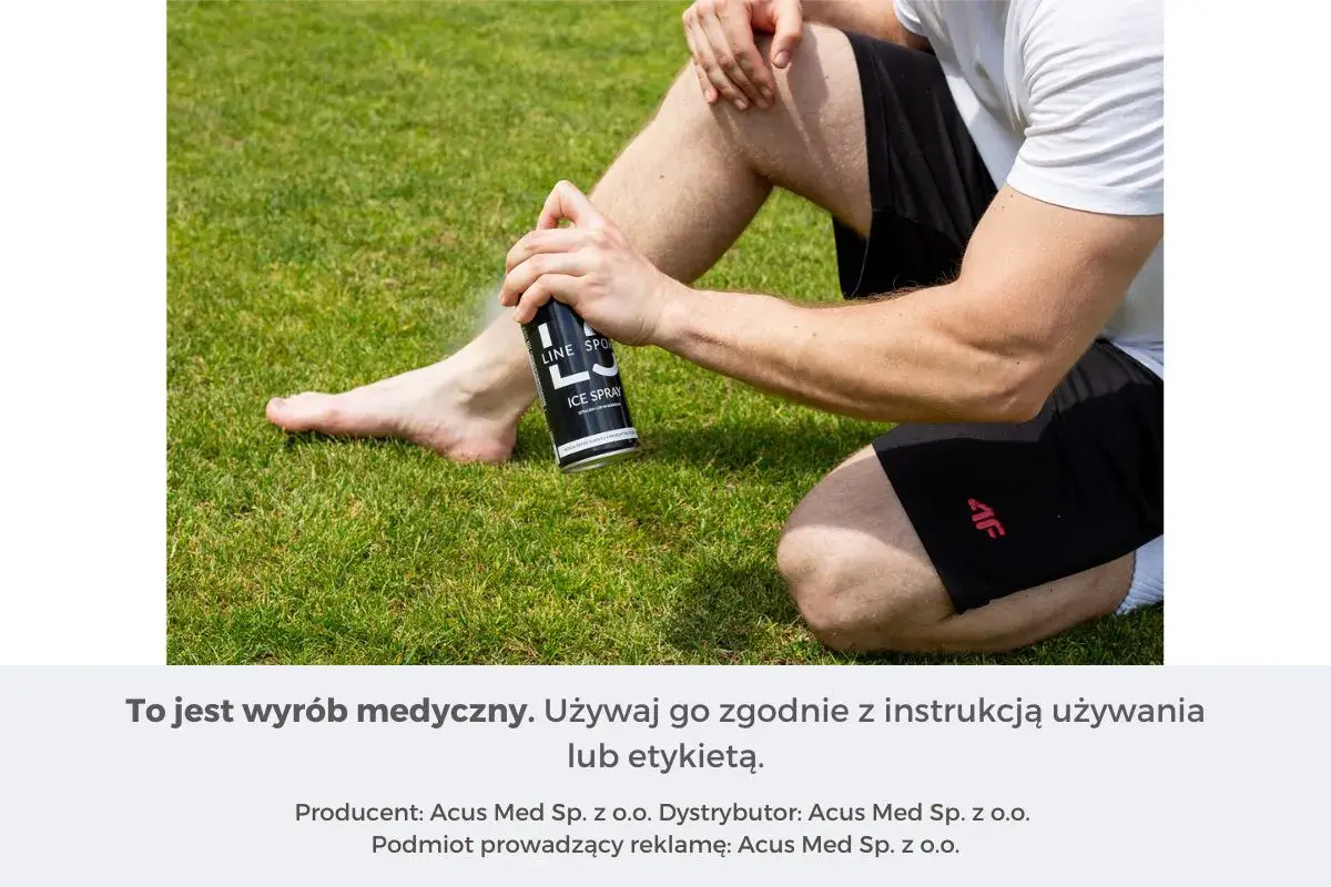 Mężczyzna aplikuje spray przeciwbólowy i przeciwzapalny na nogę siedząc na trawie.