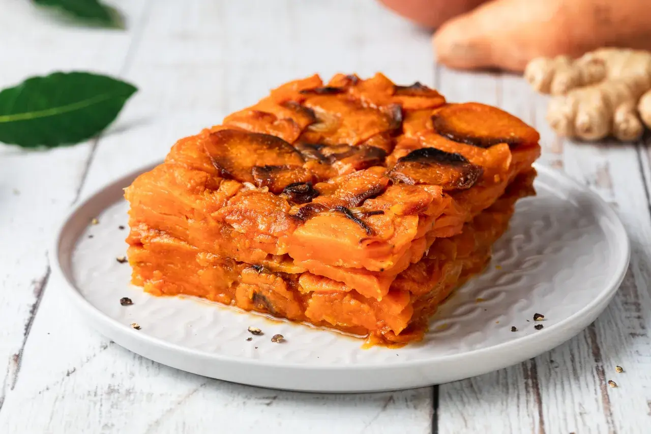 Delizioso tortino di patate dolci, un'idea perfetta per le tue ricette con patate. Strati di patate arrostite con un tocco di zenzero.