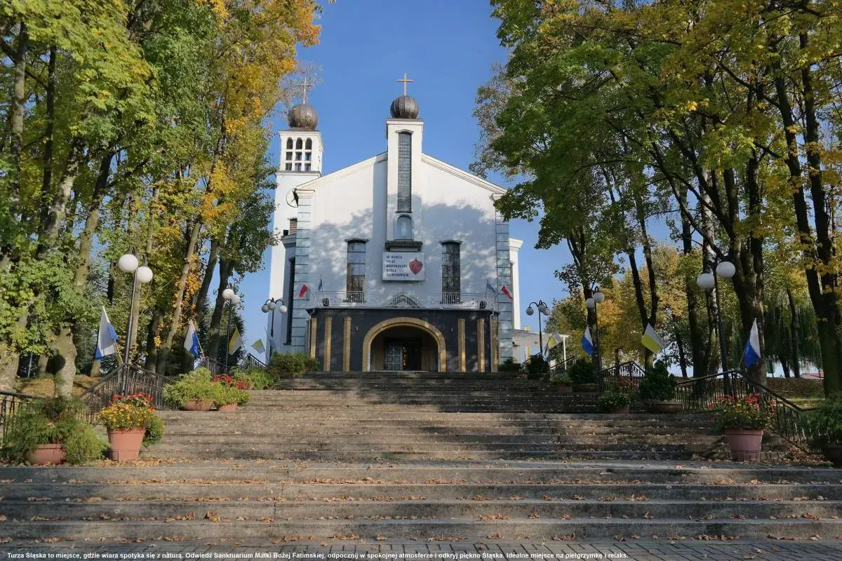 Sanktuarium w Turzy Śląskiej, otoczone jesienną przyrodą, zaprasza do pielgrzymki i odpoczynku.
