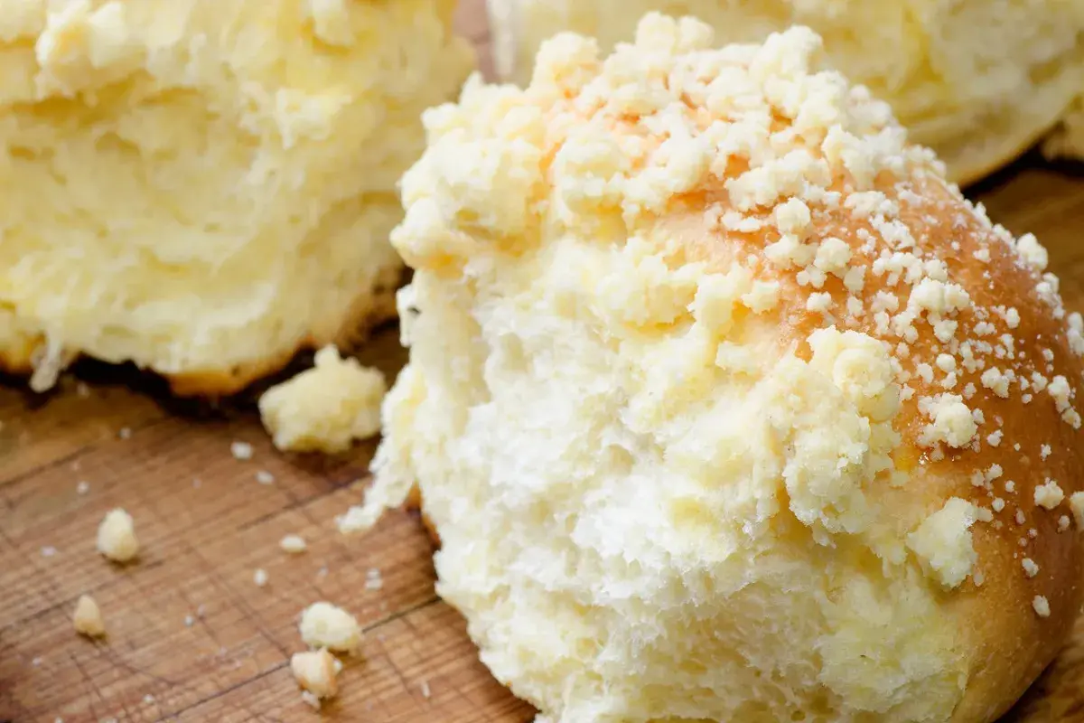 Puszysta strucla z serem, posypana chrupiącą kruszonką, kusi swoim wyglądem.