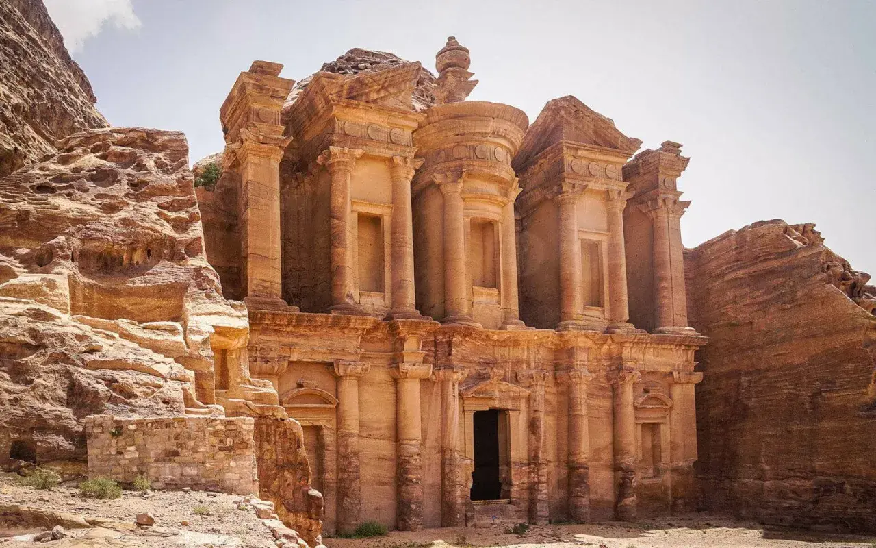 Fassade des Klosters in Petra, Jordanien. Ein beeindruckendes Bauwerk aus Fels gehauen, das an die antike Stadt Amman erinnert.
