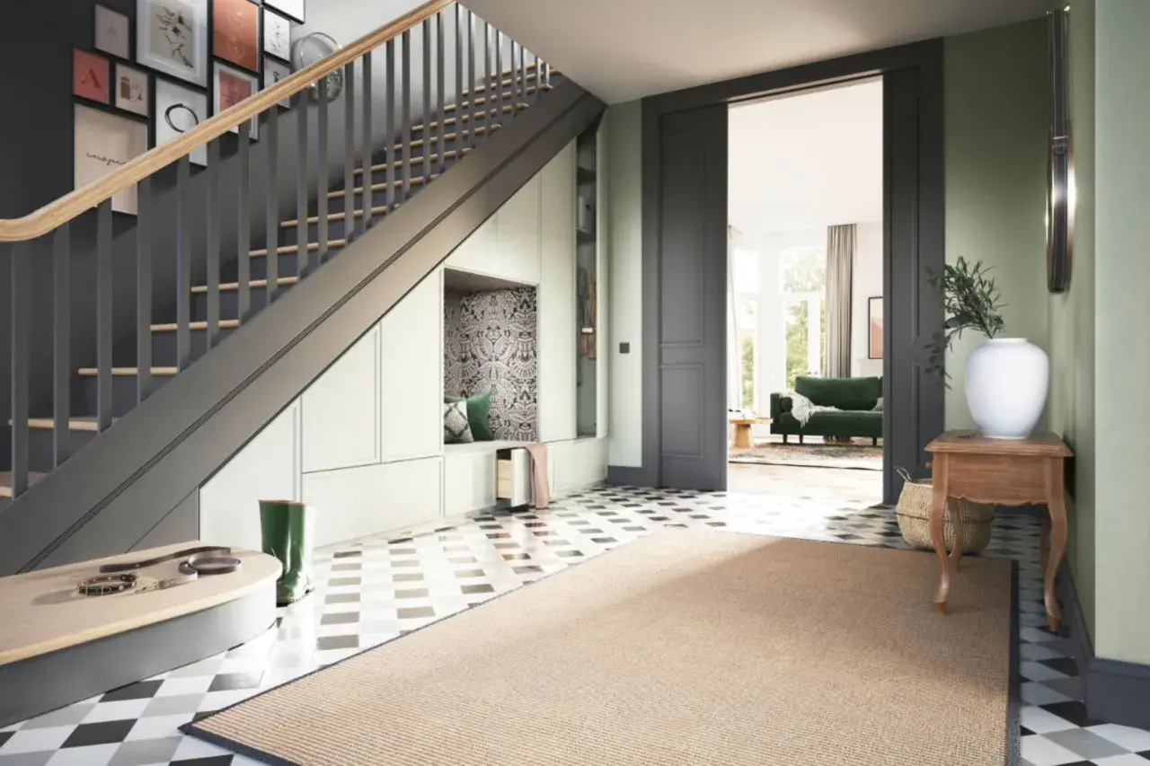 Clevere unter offener Treppe Ideen: Einbau von Sitzbank und Stauraum, dekorative Wandgestaltung und praktische Garderobe.