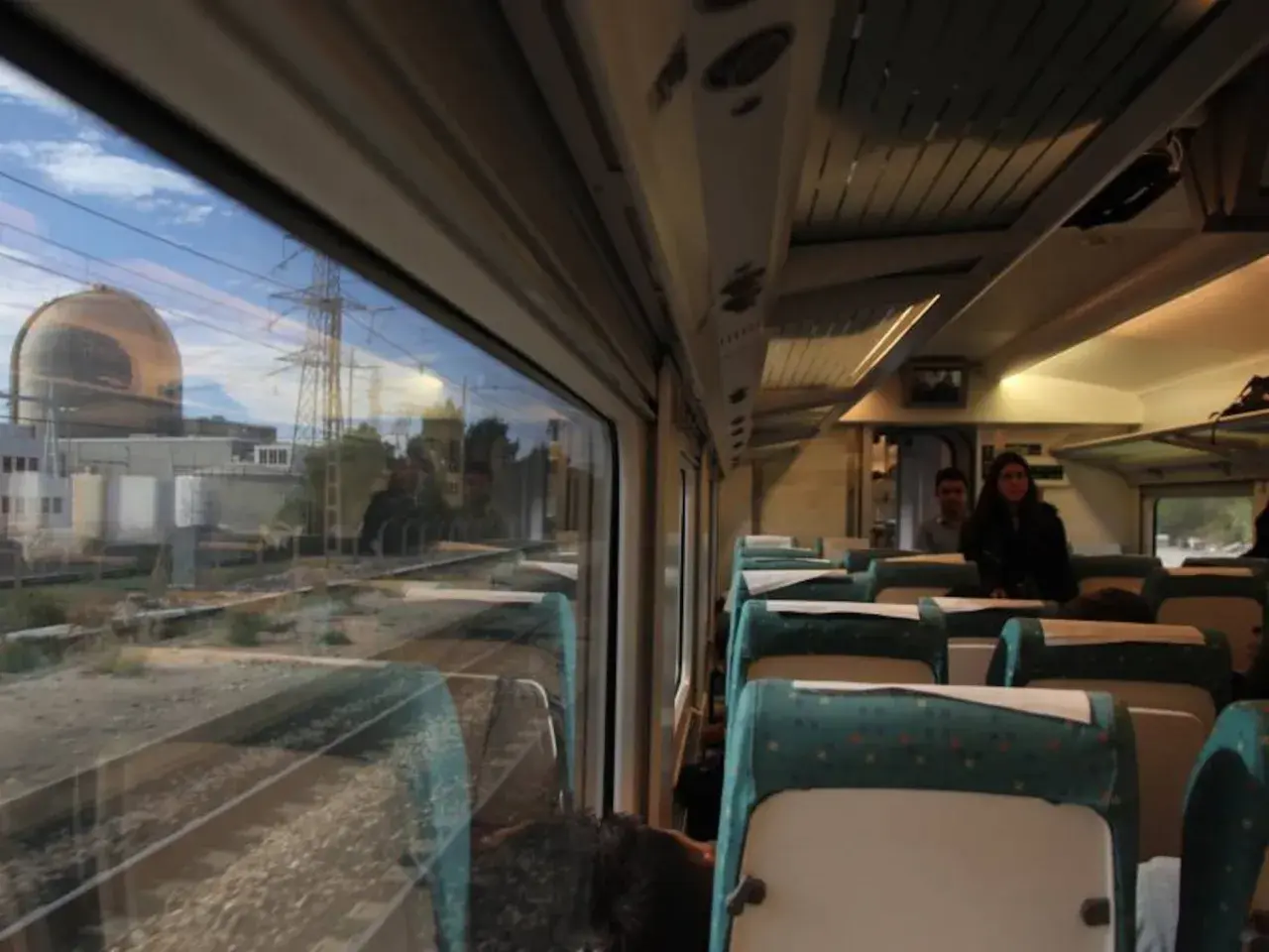 Viaje en tren de Valencia a Tarragona, con vistas a una central nuclear y el interior del vagón.