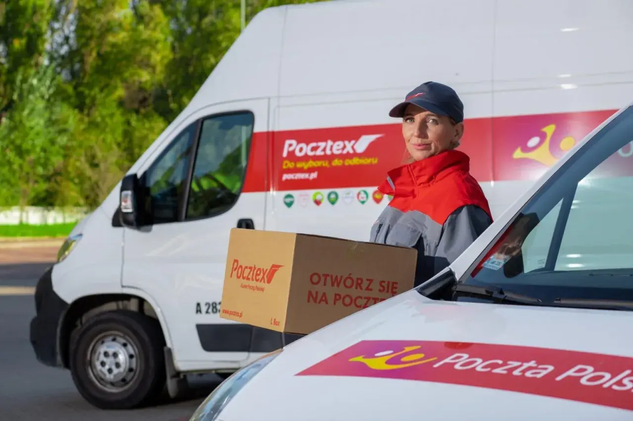 Kurierka Pocztex z paczką przed białą furgonetką. "Otwórz się na Pocztex" - zachęca napis na kartonie.