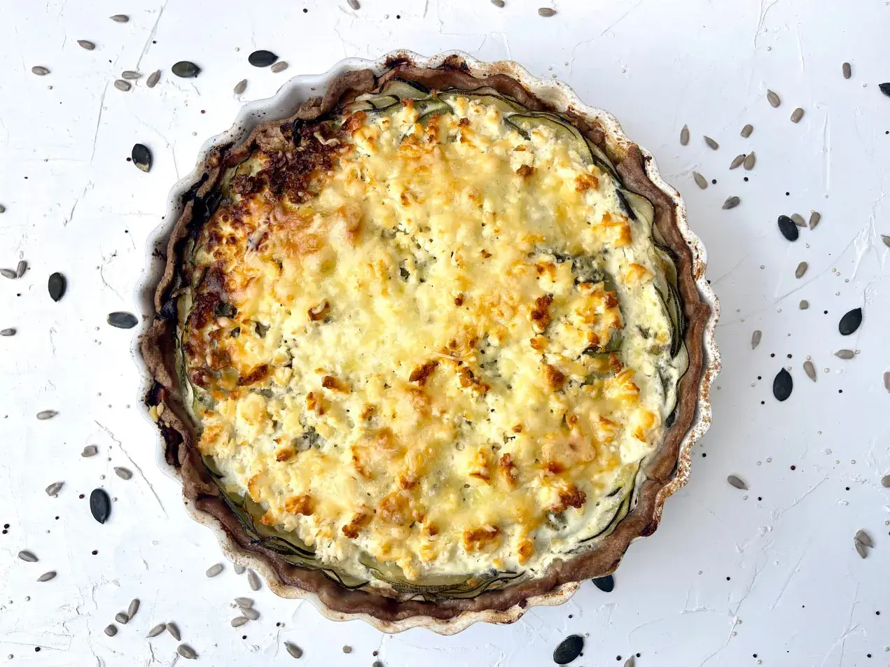 Herzhaftes Zucchiniquiche-Rezept mit Käse und Kräutern, goldbraun gebacken. Perfekt für ein leichtes Mittagessen.