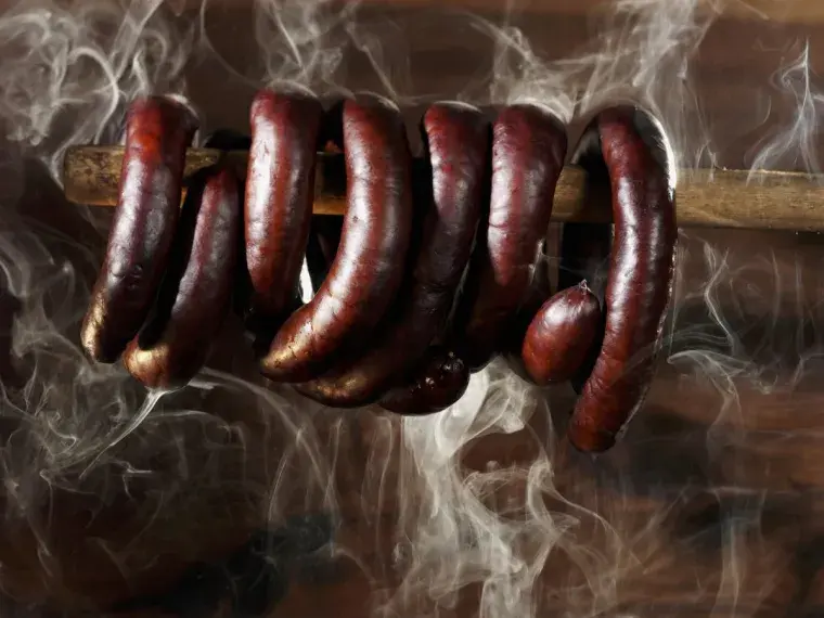 Ile wędzić kiełbasę, aby uzyskać idealny smak i aromat?