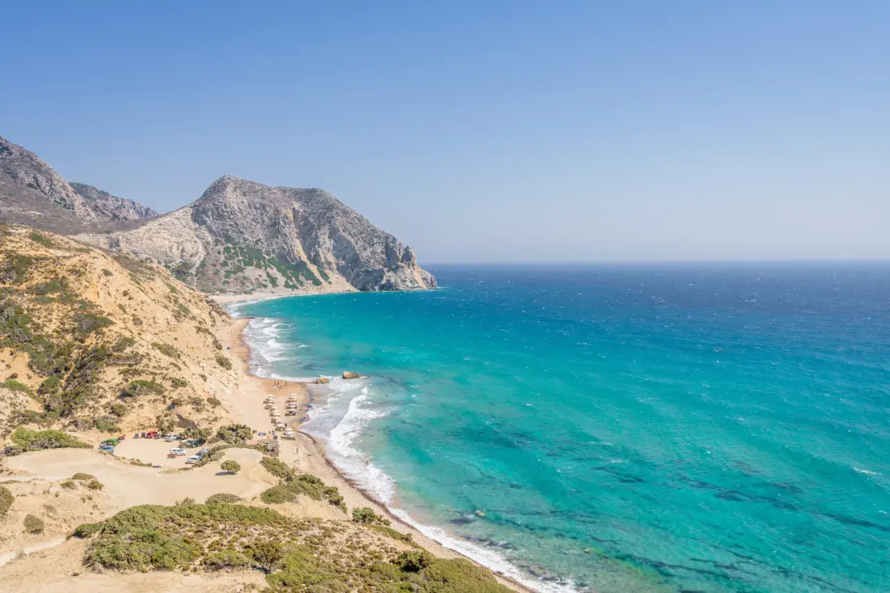 Traumhafte Bucht mit türkisfarbenem Wasser, einsame Strände und Berge – hier sind die Kos Geheimtipps für unvergessliche Urlaubstage.