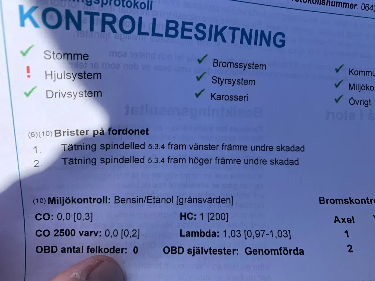 Besiktningsprotokoll visar brister på tätning spindelled vid kontrollbesiktning.