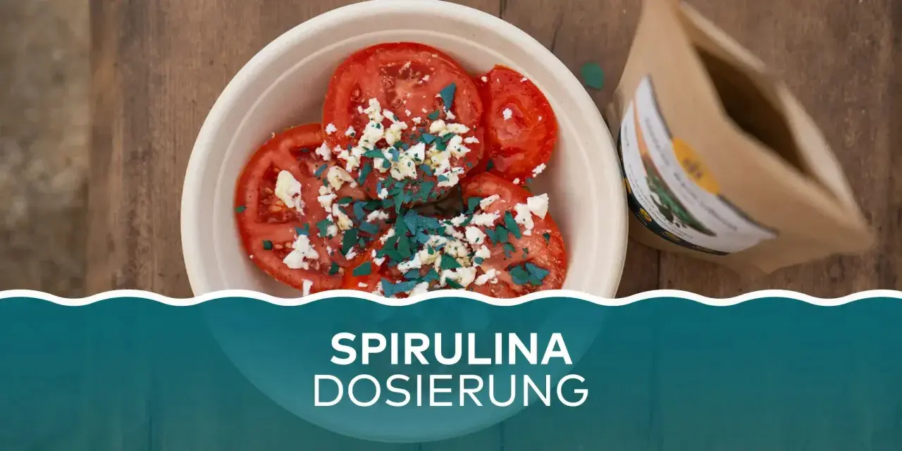 Tomaten mit Feta und grünen Spirulinapulver-Flocken. Was ist Spirulina? Ein Superfood, das man so dosieren kann.