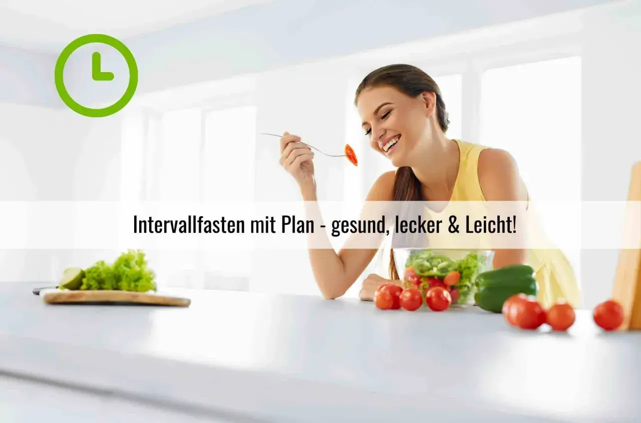 Lächelnde Frau genießt gesunde Mahlzeit. Ein grüner Kreis mit einem "L" symbolisiert den **Intervallfasten Tagesplan** für ein leichtes Leben.