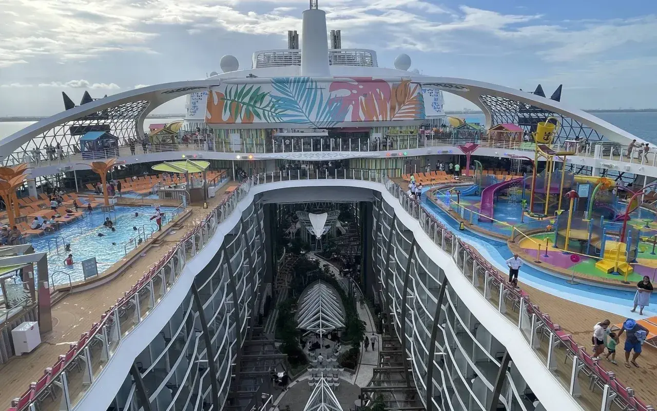 Das größte Schiff der Welt mit Pools, Wasserrutschen und einer grünen Oase im Inneren.