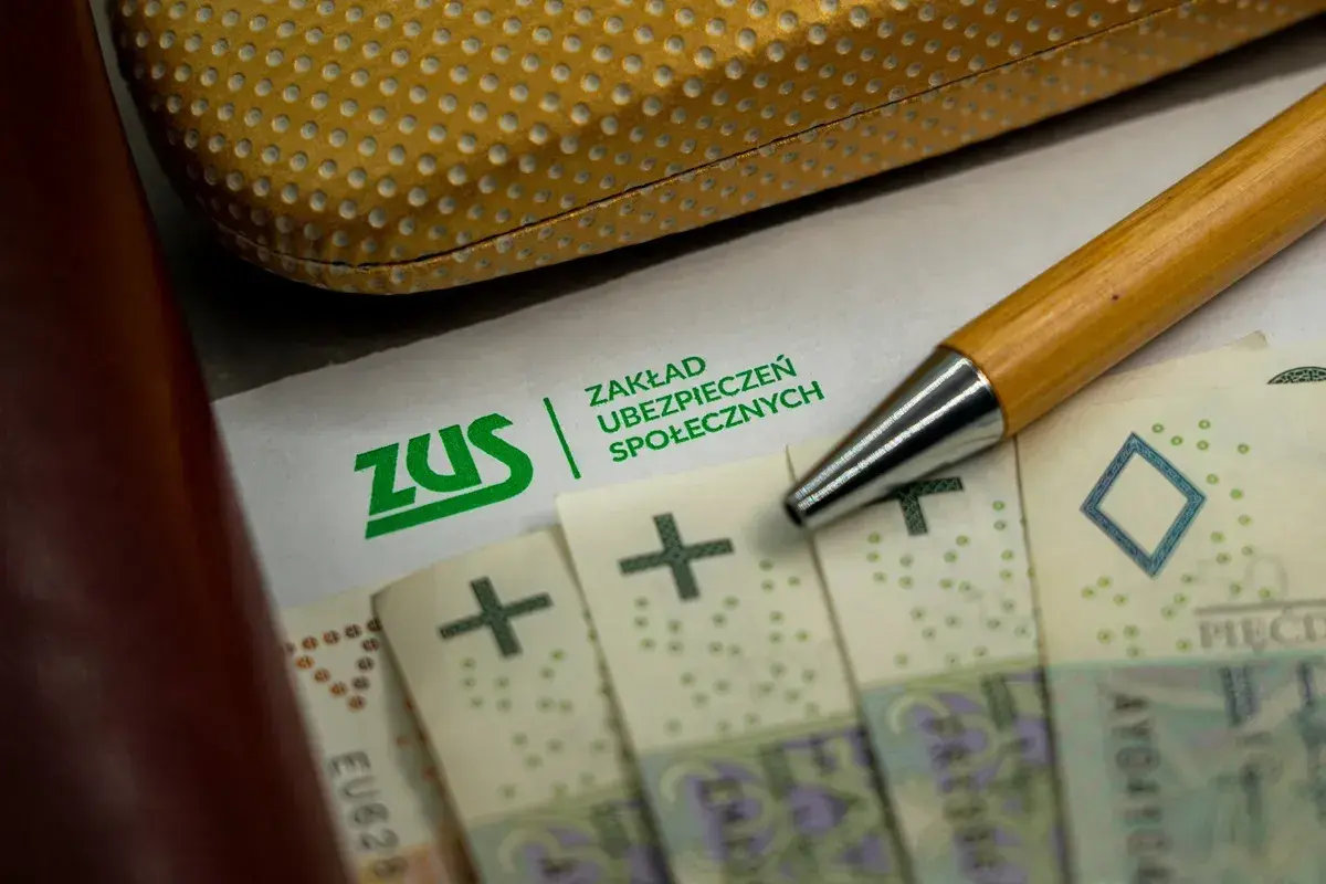 ZUS i pieniądze. Dowiedz się, skąd wziąć wniosek o świadczenie wspierające, aby uzyskać pomoc finansową.
