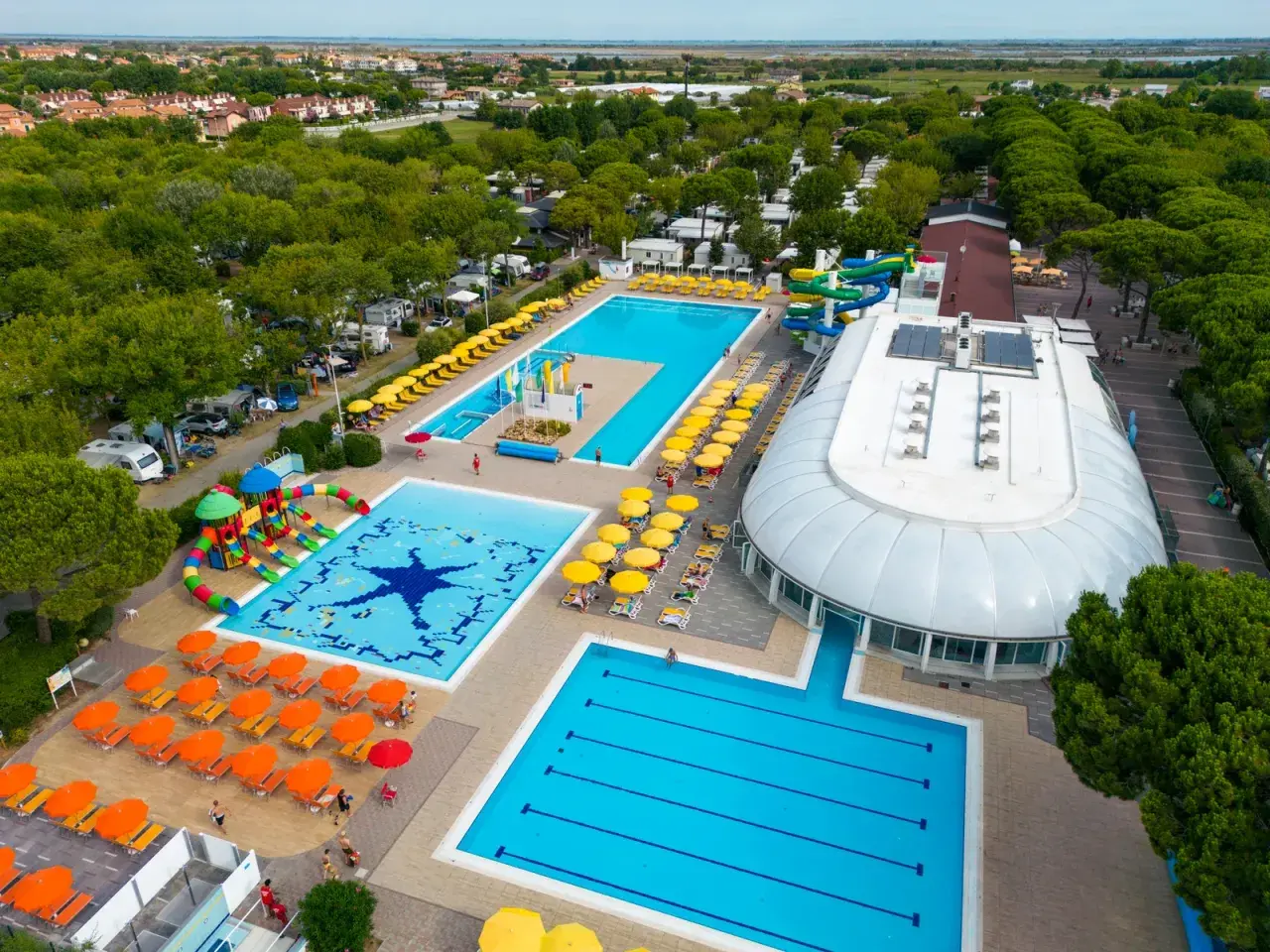 Rajski camping z basenami, zjeżdżalniami i mnóstwem zieleni. Idealne miejsce na wakacje!