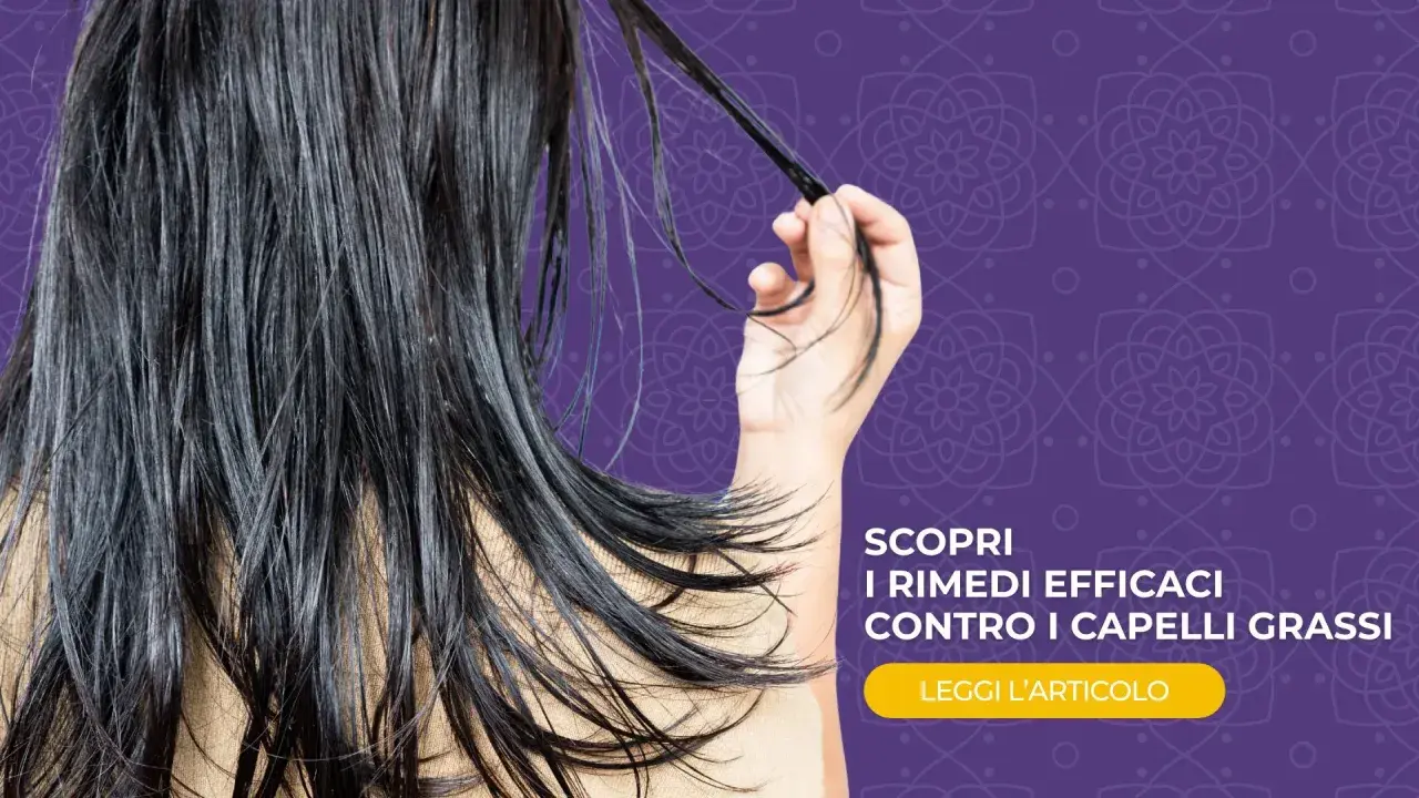 Capelli lunghi e scuri, che sembrano un po' appesantiti, con una mano che ne raccoglie una ciocca. Scopri rimedi efficaci contro i capelli grassi.