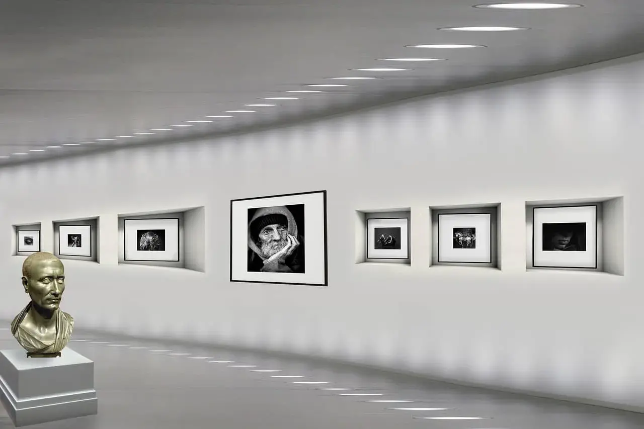 Galeria sztuki z popiersiem i czarno-białymi fotografiami, w tym portretem starca, który może być najdroższym zdjęciem świata.