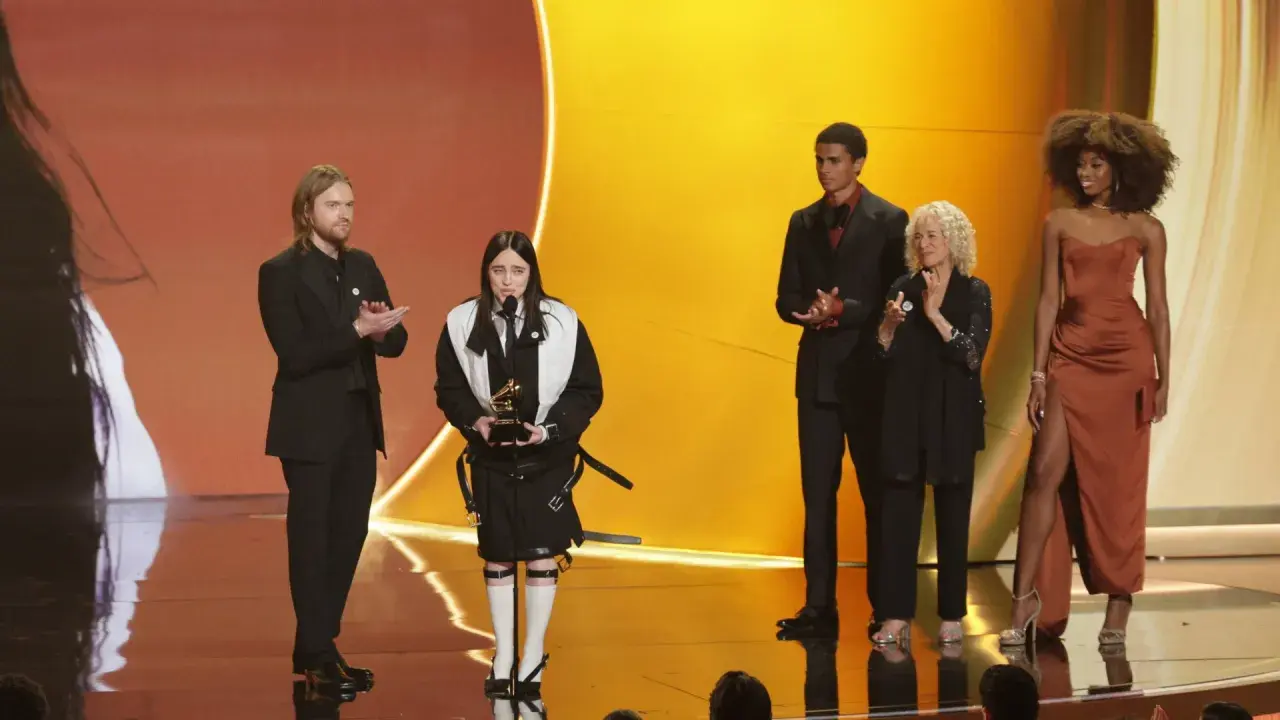 Billie Eilish z Grammy w ręku, podczas gdy inni gratulują. Czy to zapowiedź grammy 2026 nominacje?