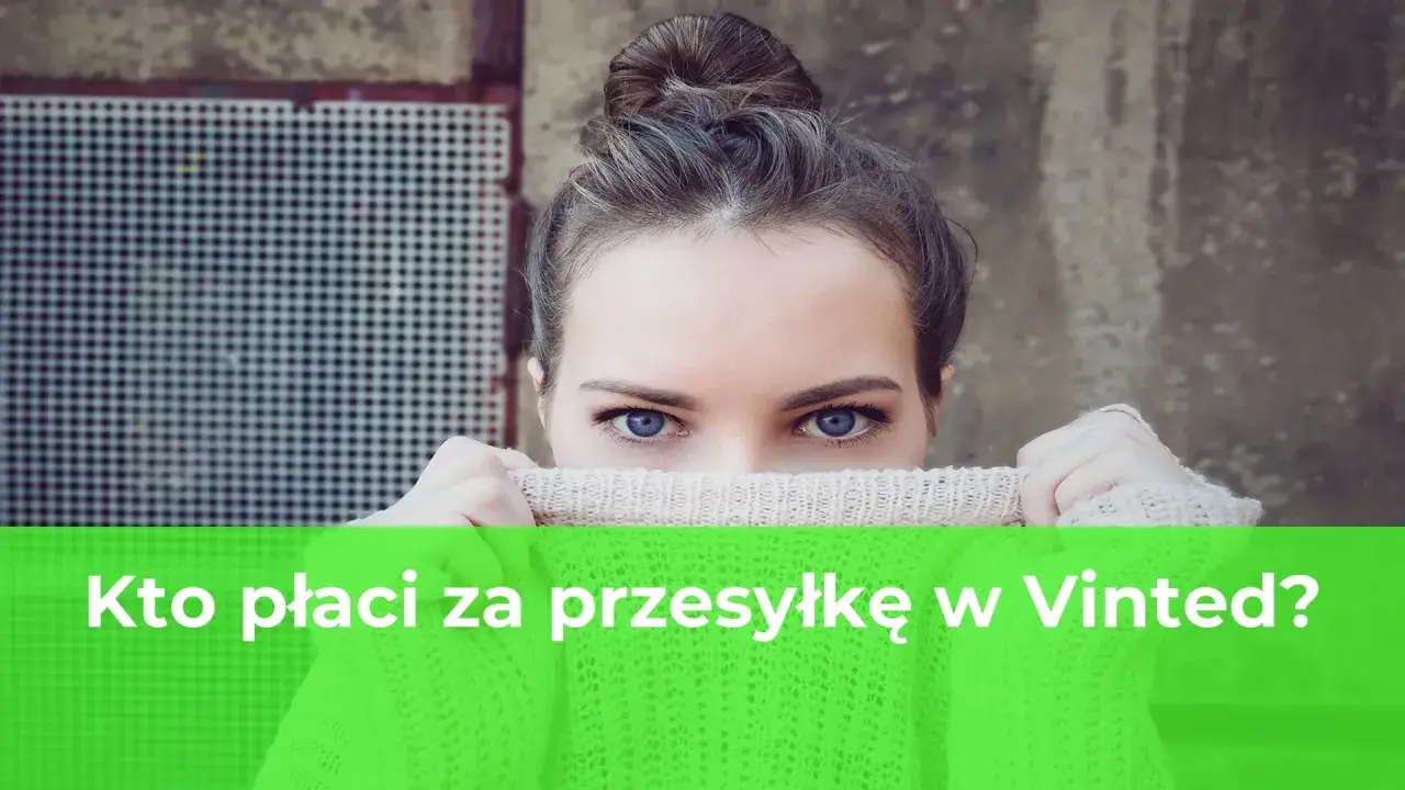 Kto płaci za przesyłkę w Vinted? Młoda kobieta z niebieskimi oczami ukrywa usta pod swetrem, zastanawiając się nad kosztami wysyłki.