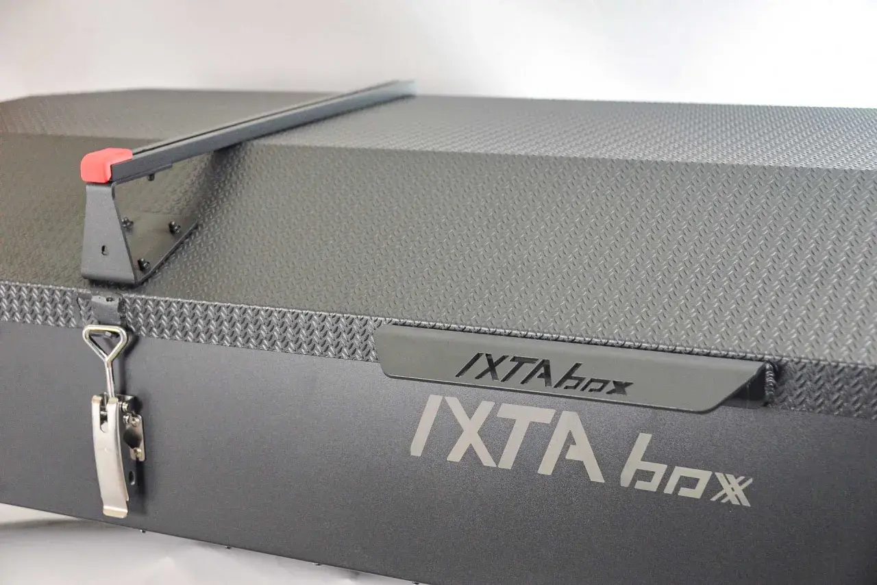 En robust IXTA box, perfekt för din Thule Touring Sport. Med praktiskt spänne och greppvänlig yta.