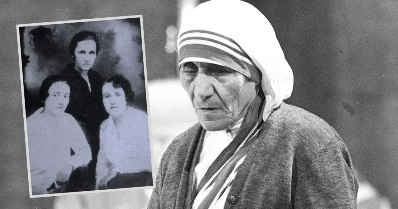 Matka Teresa w stroju zakonnym obok starego zdjęcia z rodziną.