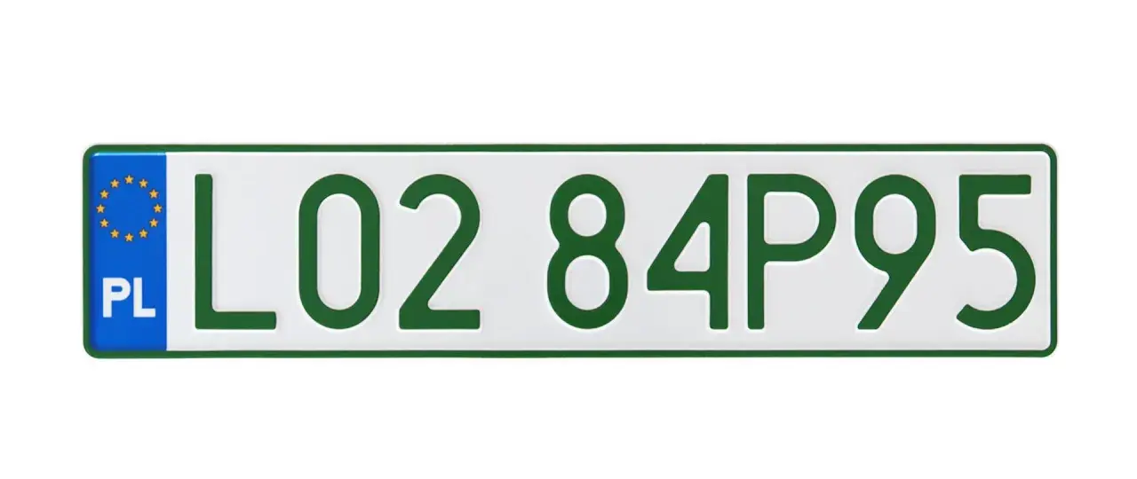 Tablica rejestracyjna L02 84P95. Data pierwszej rejestracji w dowodzie może być powiązana z tym numerem.