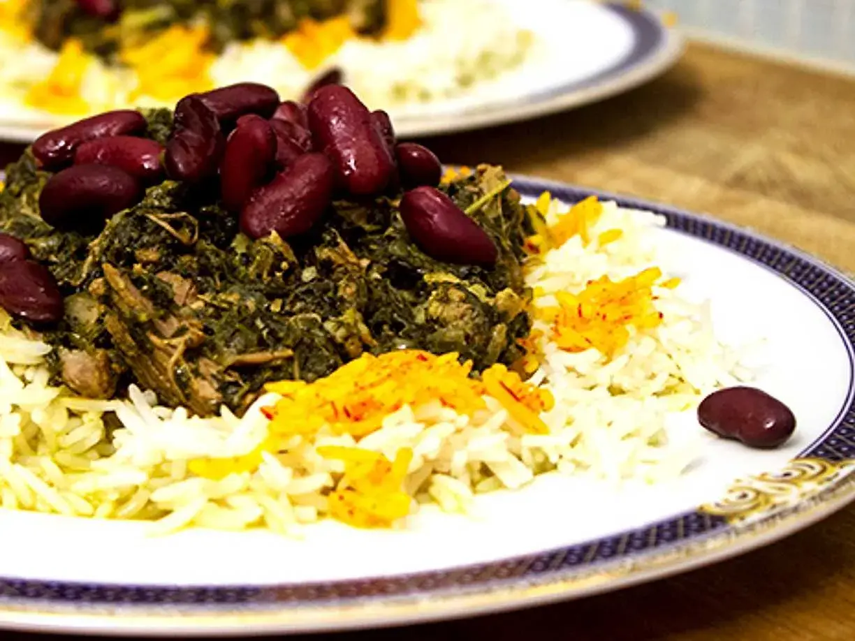 En tallrik med ghorme sabzi, en mustig persisk örtgryta med bönor och ris.
