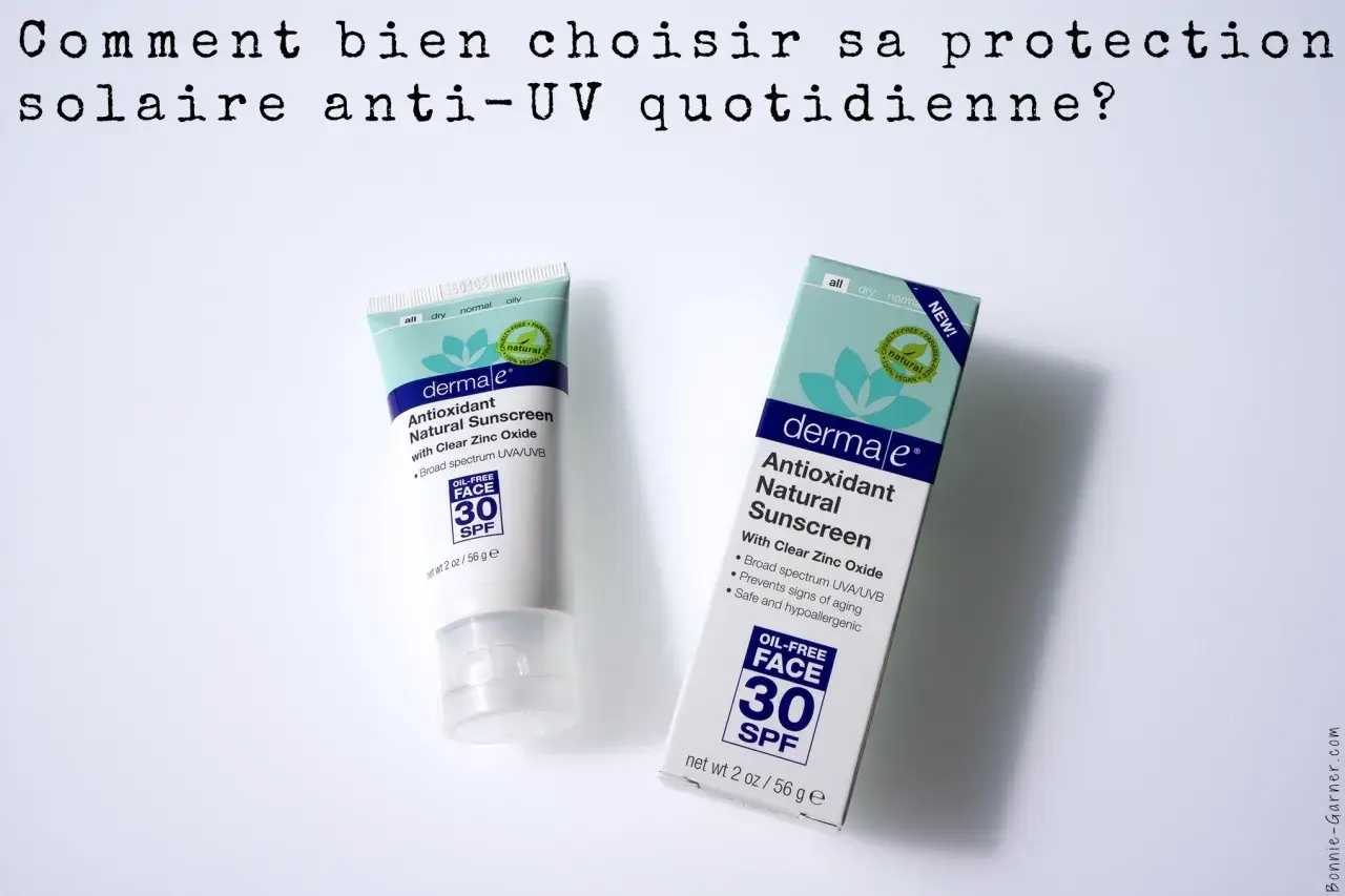 Deux produits de crème solaire Derma E SPF 30, un tube et sa boîte, pour une protection solaire anti-UV quotidienne.