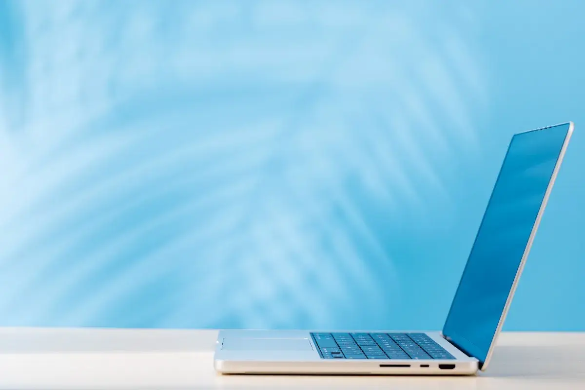 Laptop na biurku, gotowy do pracy. Dowiedz się, jak zrobic screena na laptopie, by uwiecznić ważne momenty.