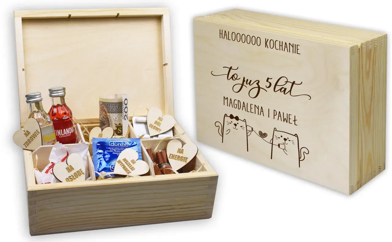 Drewniana skrzynka z zawartością na rocznicę ślubu: mini alkohole, prezerwatywy, pieniądze, leki. Na wieczku kotki i napis "To już 5 lat".