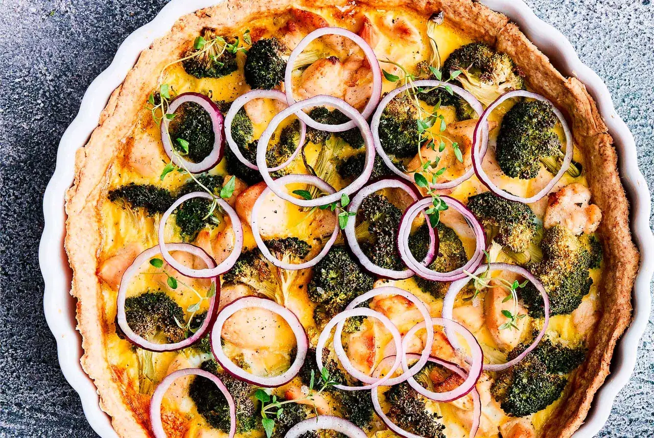 En gyllene paj med kyckling, broccoli och rödlök. Ett perfekt paj recept för middagen.