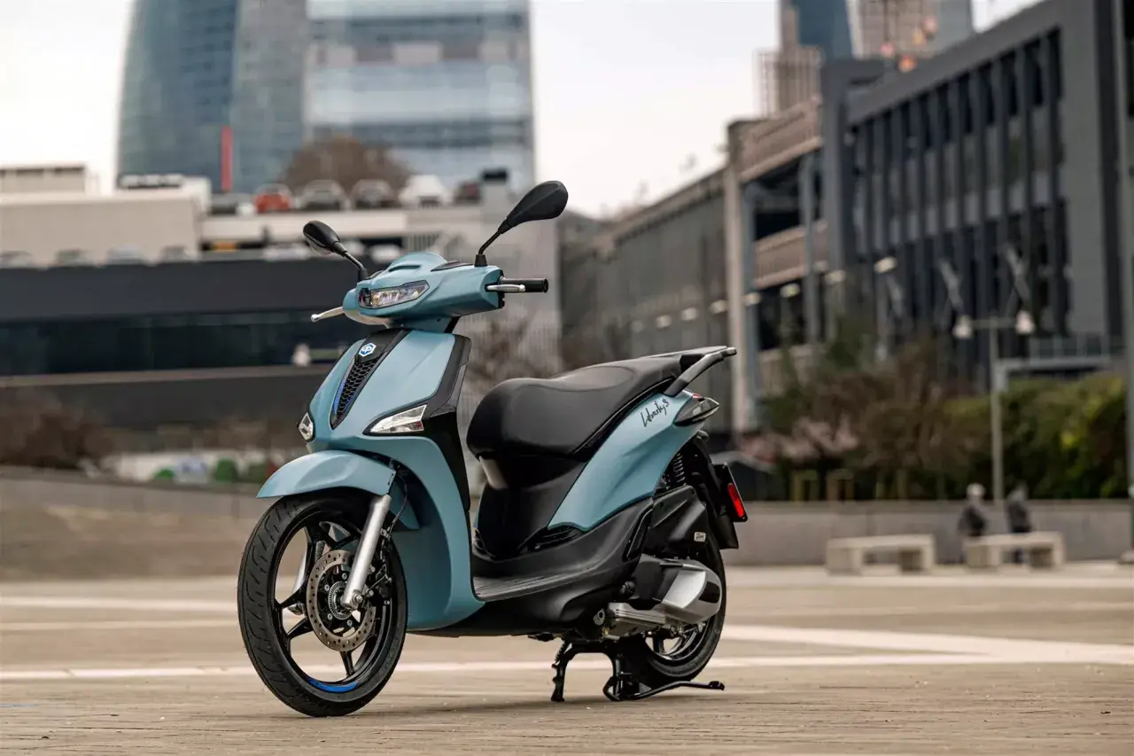 Scooter Piaggio Liberty 125 en tono azul claro, ideal para la ciudad. Su peso es perfecto para maniobrar con agilidad.
