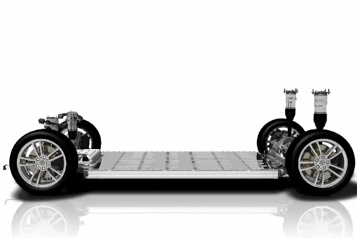 Plataforma de coche eléctrico con ruedas y suspensión. La batería es el componente central. ¿Cuánto pesa una batería de coche?