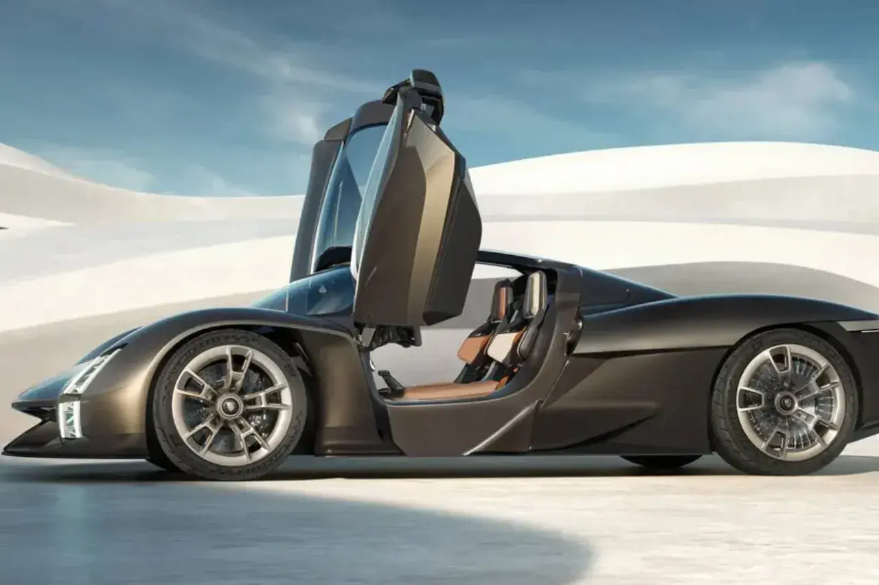 Ciemnobrązowy hypercar z otwartymi drzwiami, siedzeniami w kolorze karmelu, na tle pustynnego krajobrazu.