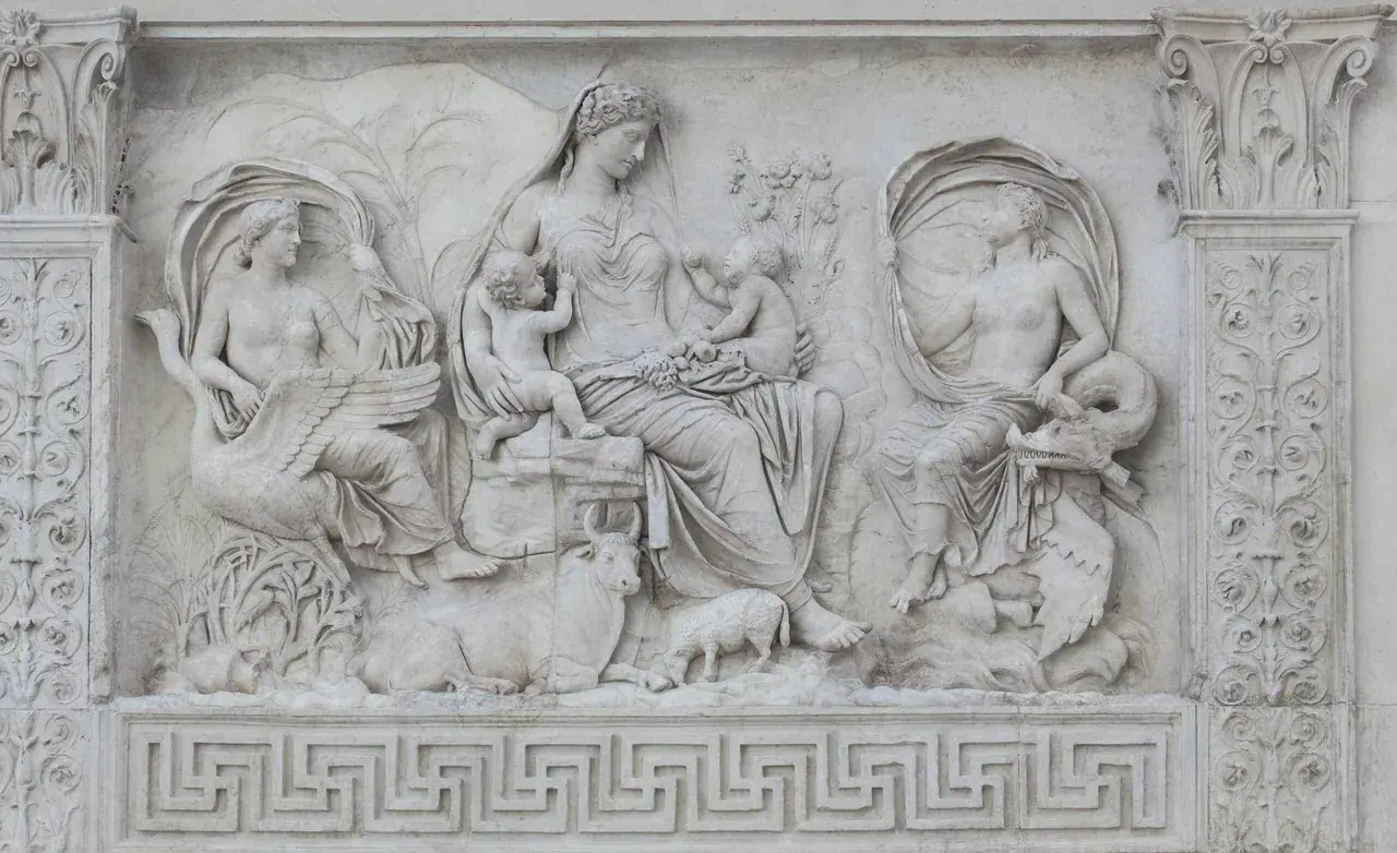 Rilievo dell'Ara Pacis di Augusto: una madre con bambini, figure mitologiche, animali e decorazioni.