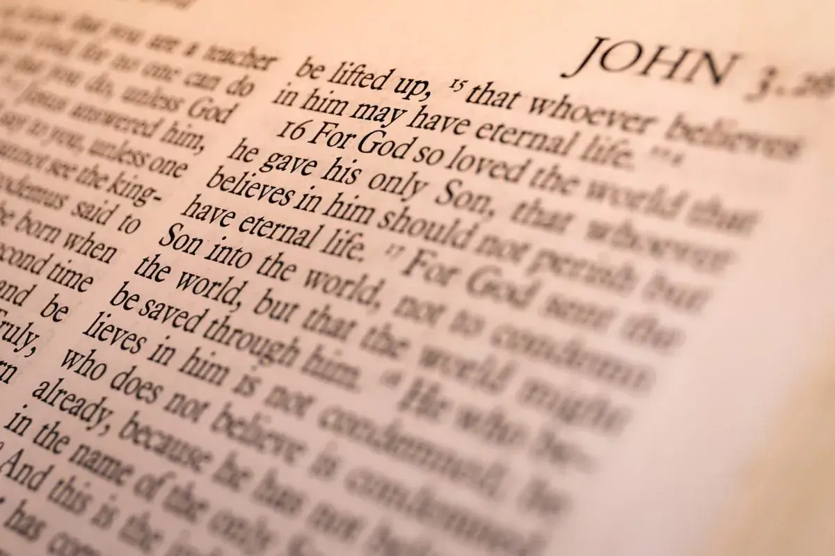 Fragment z Ewangelii wg św. Jana 3:16. "Tak bowiem Bóg umiłował świat, że Syna swego Jednorodzonego dał, aby każdy, kto w Niego wierzy, nie zginął, ale miał życie wieczne.
