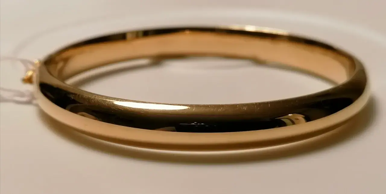 Pulsera de oro pulido, con un brillo que evoca cañas de oro. Un accesorio clásico y elegante.