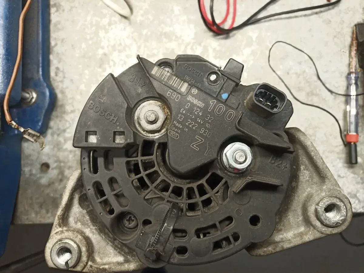 Schemat podłączenia alternatora Bosch. Widoczny numer 0 124 325 100.