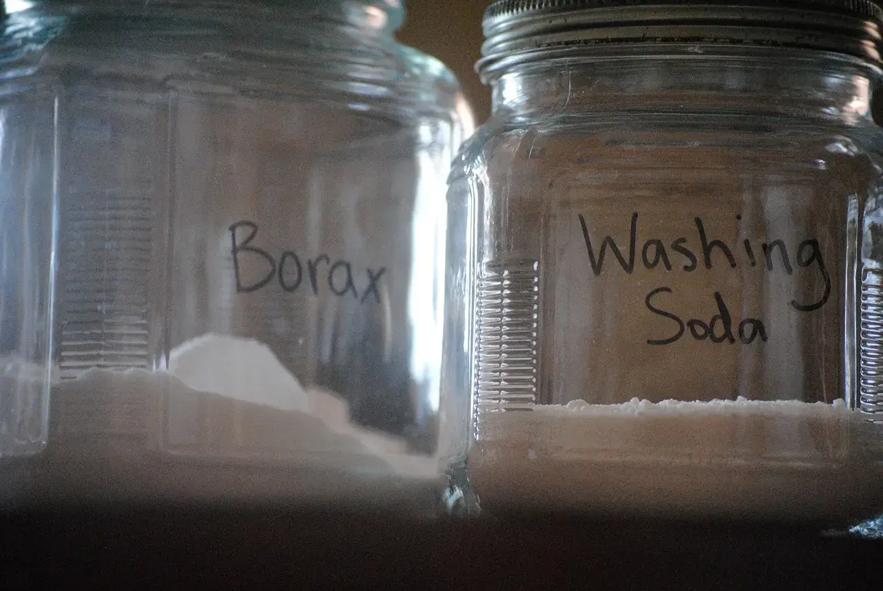 Dwa słoiki z napisem "Borax" i "Washing Soda". Boraks może być stosowany na stawy, ale ostrożnie.