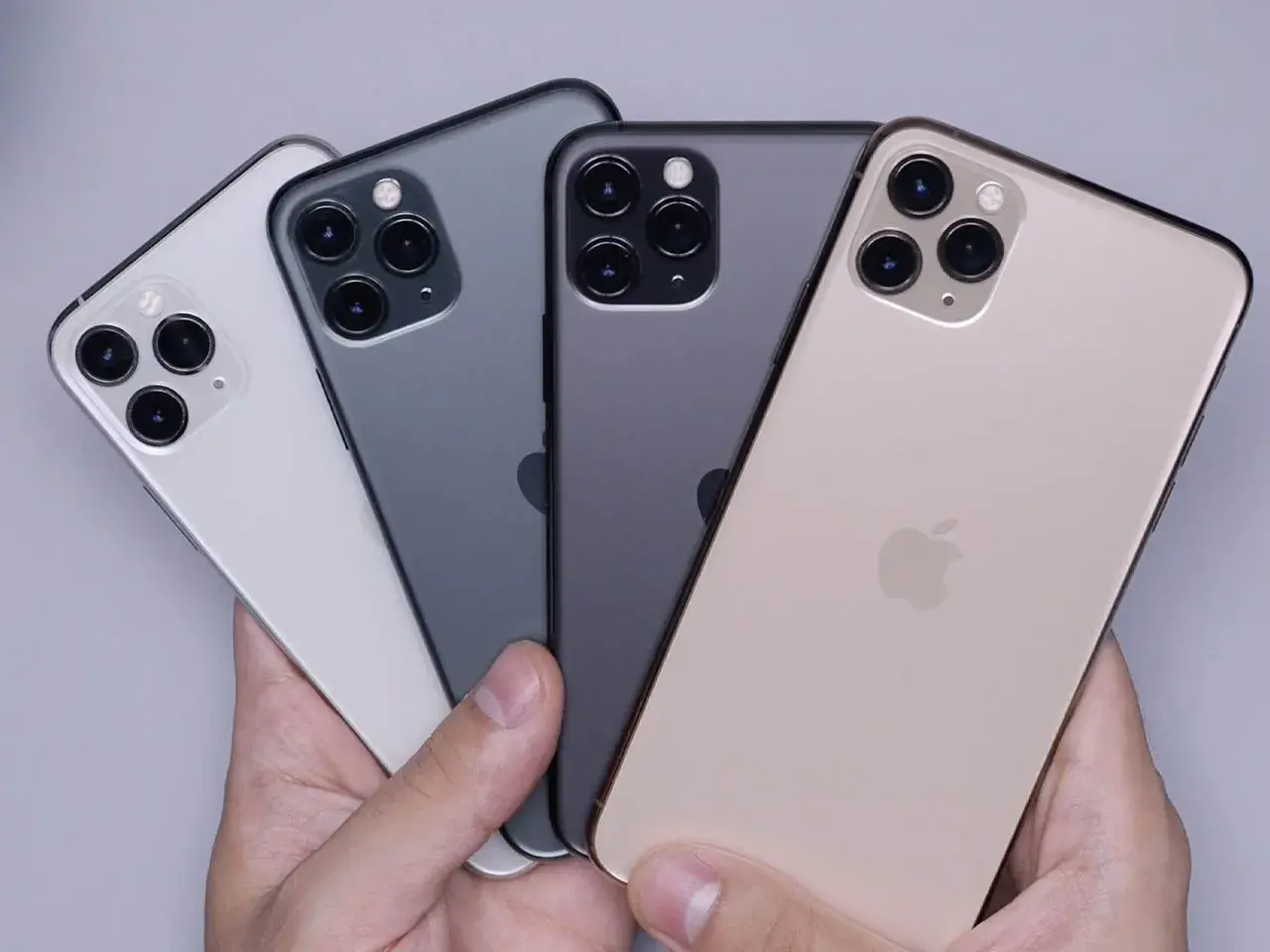 Cztery iPhone'y w różnych kolorach: biały, szary, ciemnoszary i złoty. Idealne do streamingu i **airplay**.