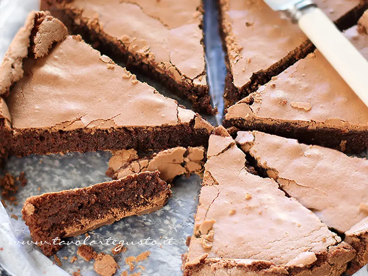 Fetta di torta tenerina senza burro, con la sua crosticina croccante e il cuore morbido e cioccolatoso.