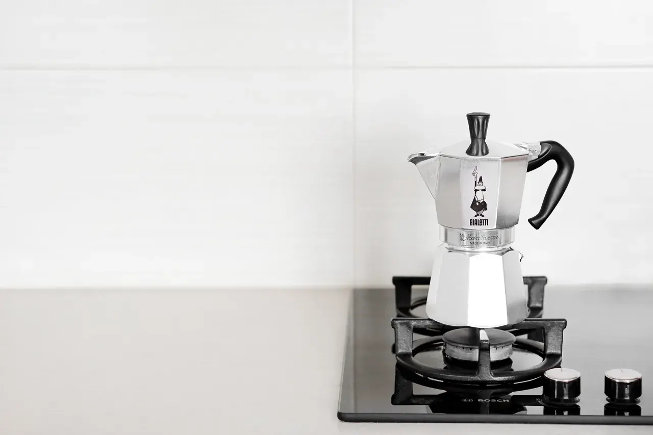 Kawiarka Bialetti na kuchence gazowej. Czy lepsza od Aeropressu? Dylemat miłośnika kawy.