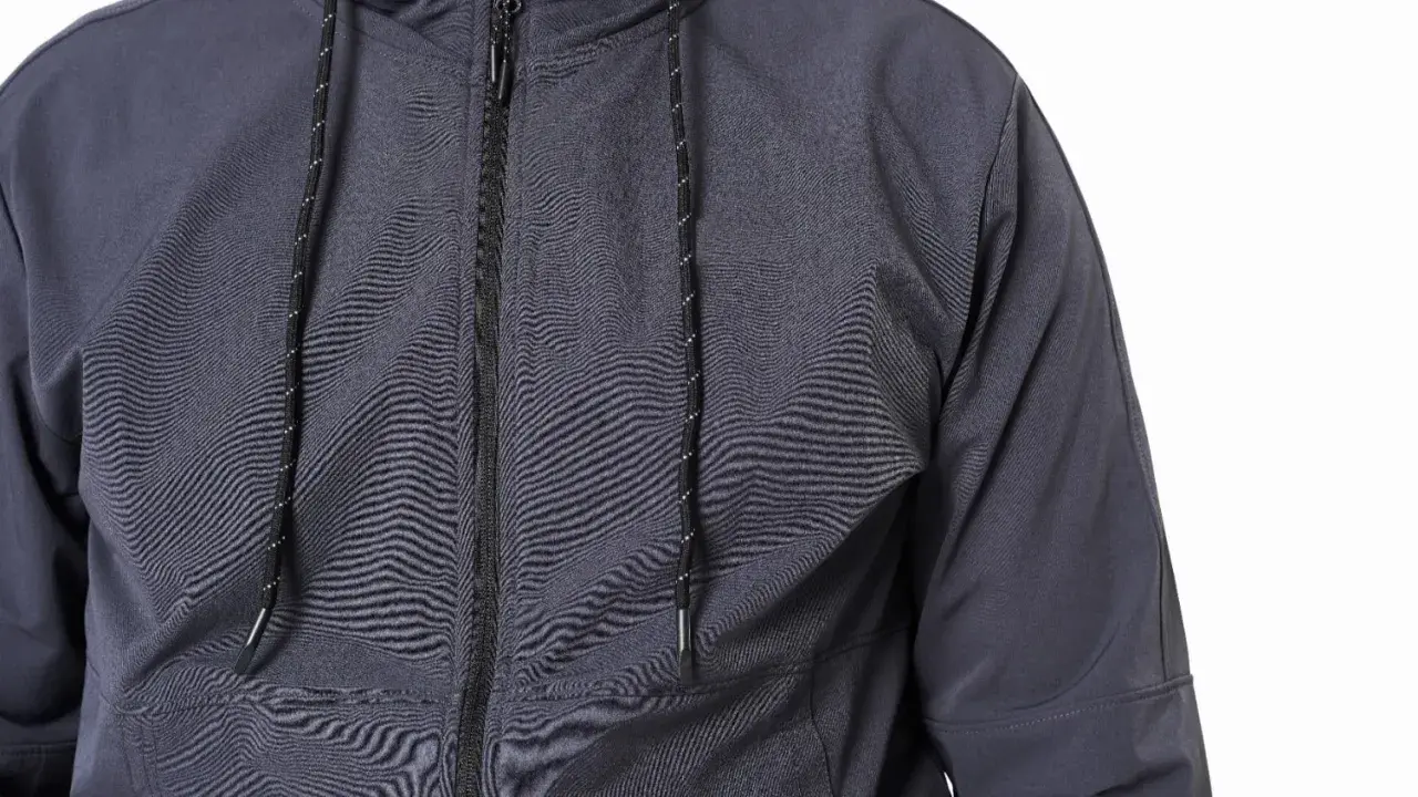Szara kurtka softshell z kapturem i ściągaczami. Czy softshell przemaka? Ten model wygląda na odporny na deszcz.