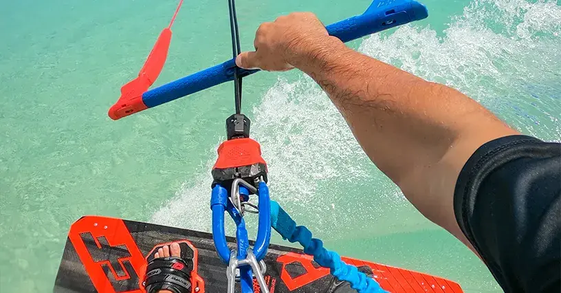 Jak zacząć kitesurfing: kluczowe informacje dla początkujących sportowców